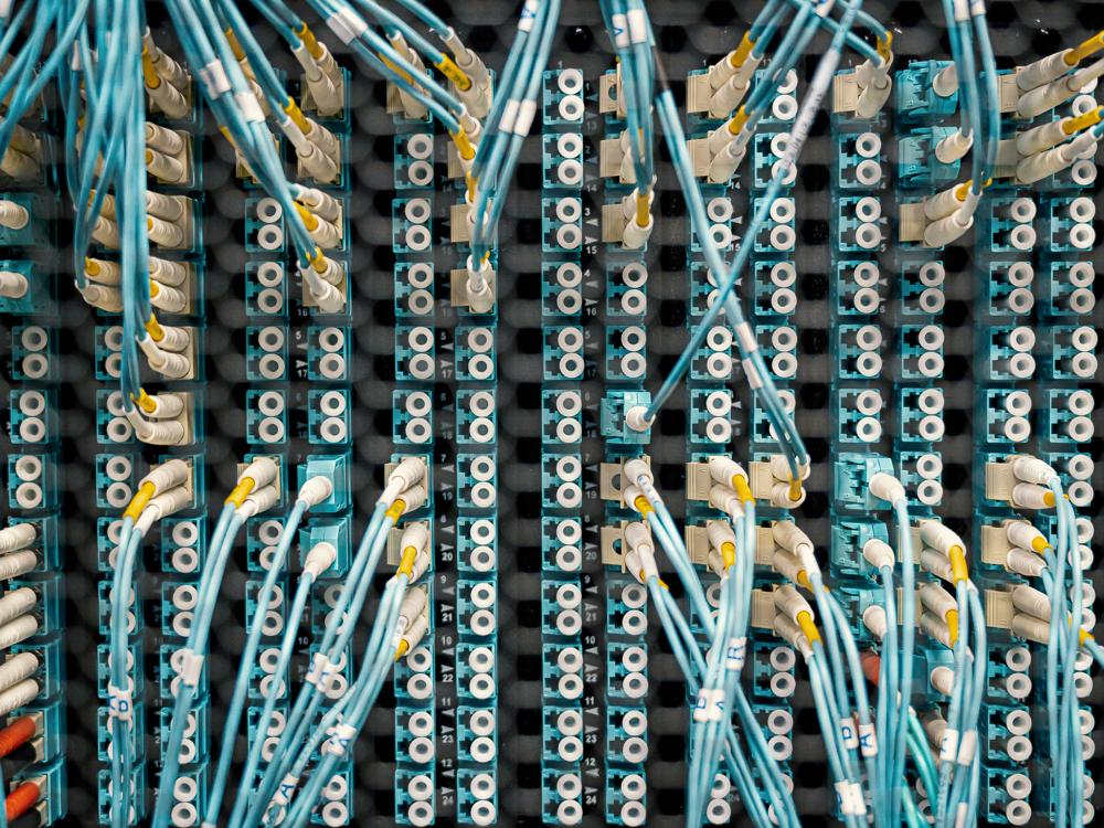 Infraestrutura de rede e cabeamento estruturado organizado e testado
